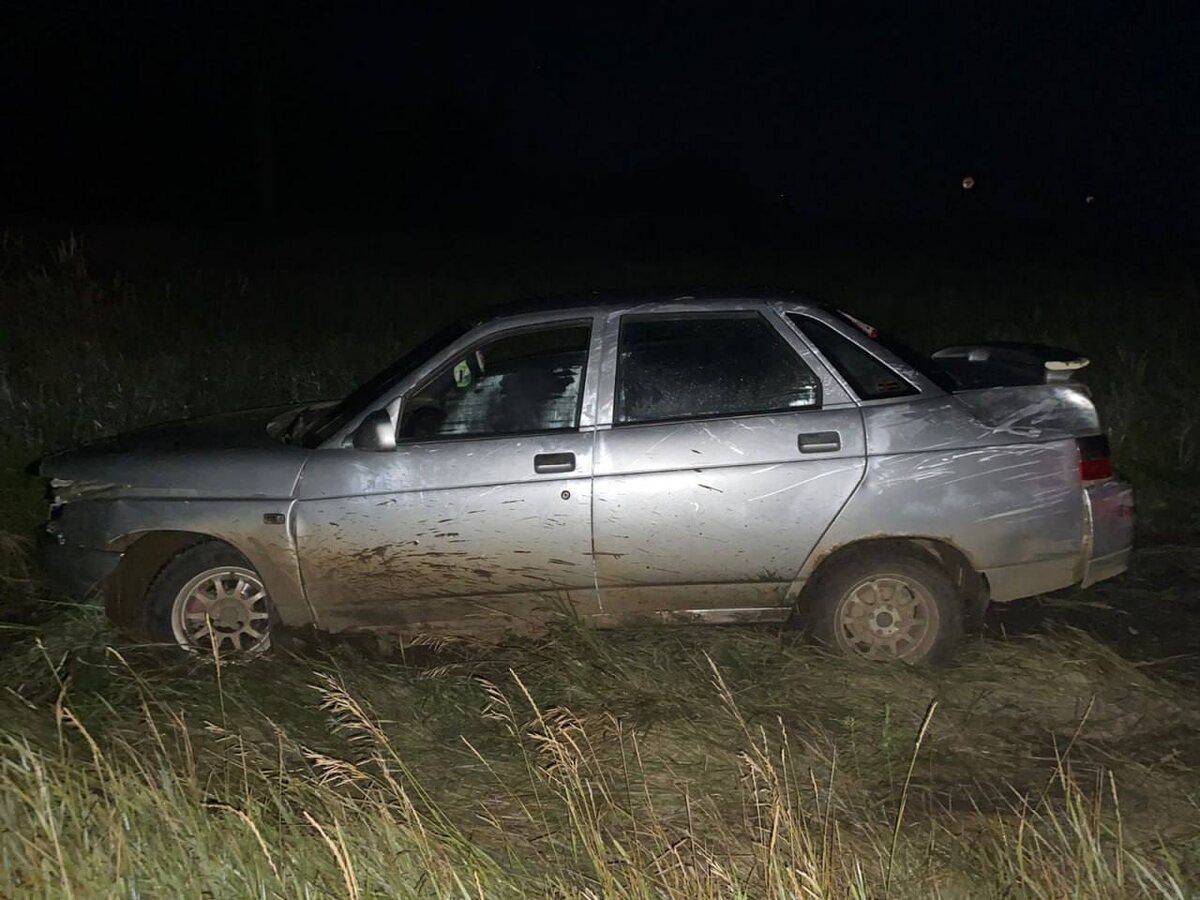    В Оренбургской области ВАЗ пролетел прямо через Т-образный перекресток в кювет. Пострадали 2 человека