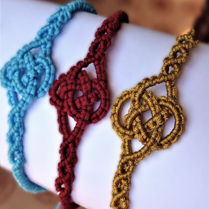    Браслеты в технике макраме    
Источник: Скриншот из видео