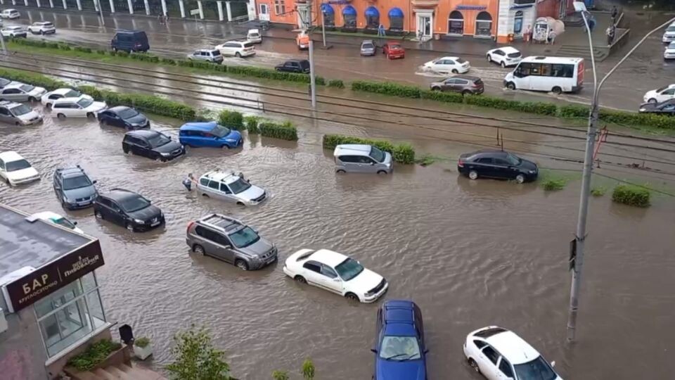    Дороги после дождя в Барнауле. Источник: кадр видео, t.me/incident22