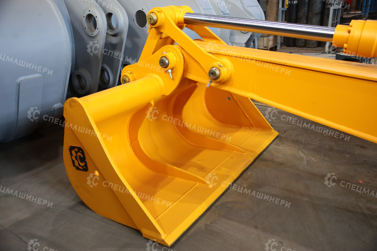 На фото - Удлинитель рукояти с гидроцилиндром 3.1 метра и планировочным ковшом от СПЕЦМАШИНЕРИ