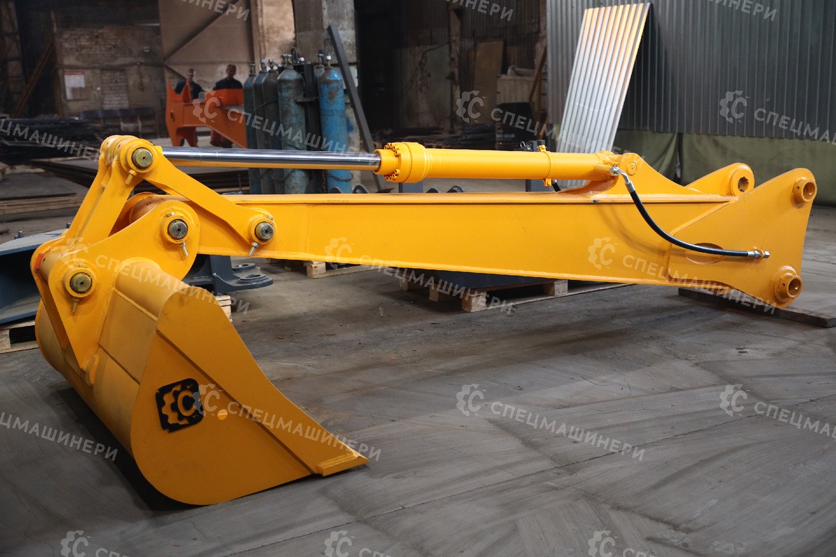 На фото - Удлинитель рукояти с гидроцилиндром 3.1 метра и планировочным ковшом от СПЕЦМАШИНЕРИ