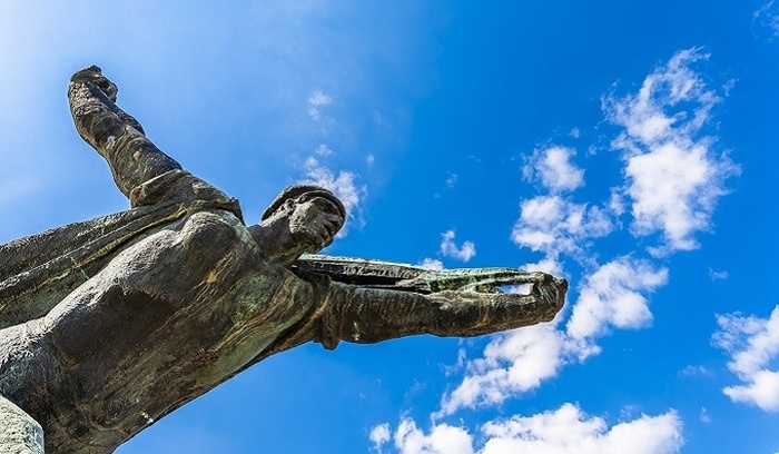    Американцы обнищали до того, что воруют статуи