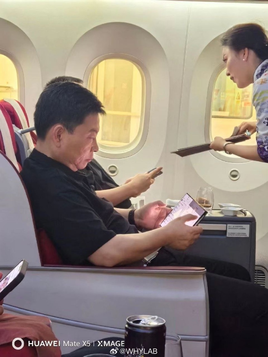 Он держит в руках раскладушку