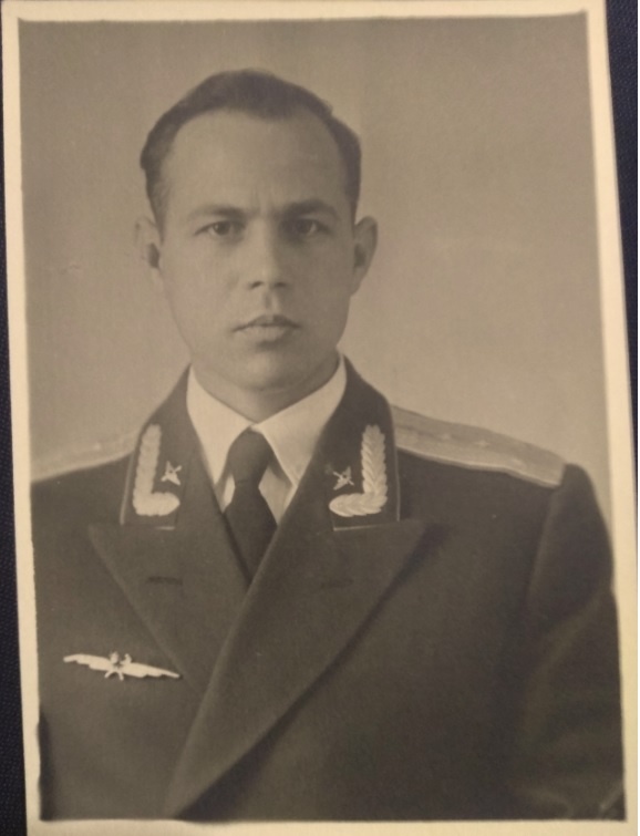 Александр Павлович Кожатиков. Звание капитана присвоено после окончания академии Жуковского. Фото из семейного архива