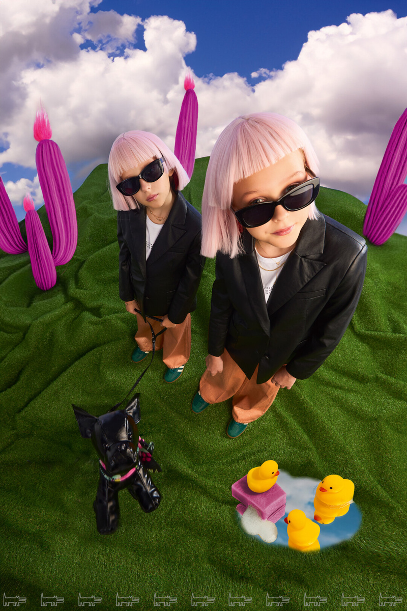    На Злате и Мирославе: колье MIUZ DIAMONDS, пиджаки DAN MARALEX, майки MM6 MAISON MARGIELA, брюки DIESEL, кеды ADIDAS; у Златы: сумка MONNALISA (все — «Кенгуру») Фото: Егор Шабанов