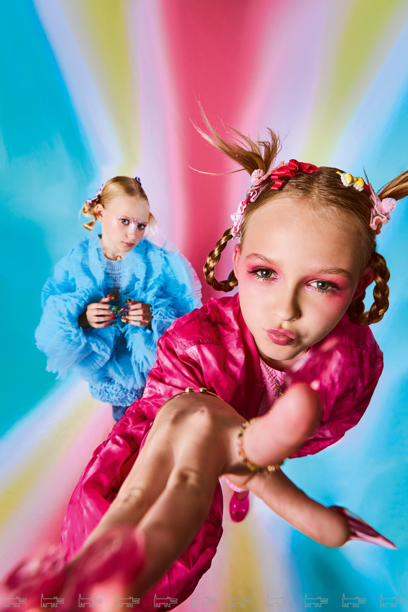    На Злате: кольца и колье MIUZ DIAMONDS, тотал-лук LIME На Мирославе: кольцо и браслеты MIUZ DIAMONDS, блузка EIRENE, бомбер DIESEL, мюли MELISSA (все — «Кенгуру»)   Фото: Егор Шабанов