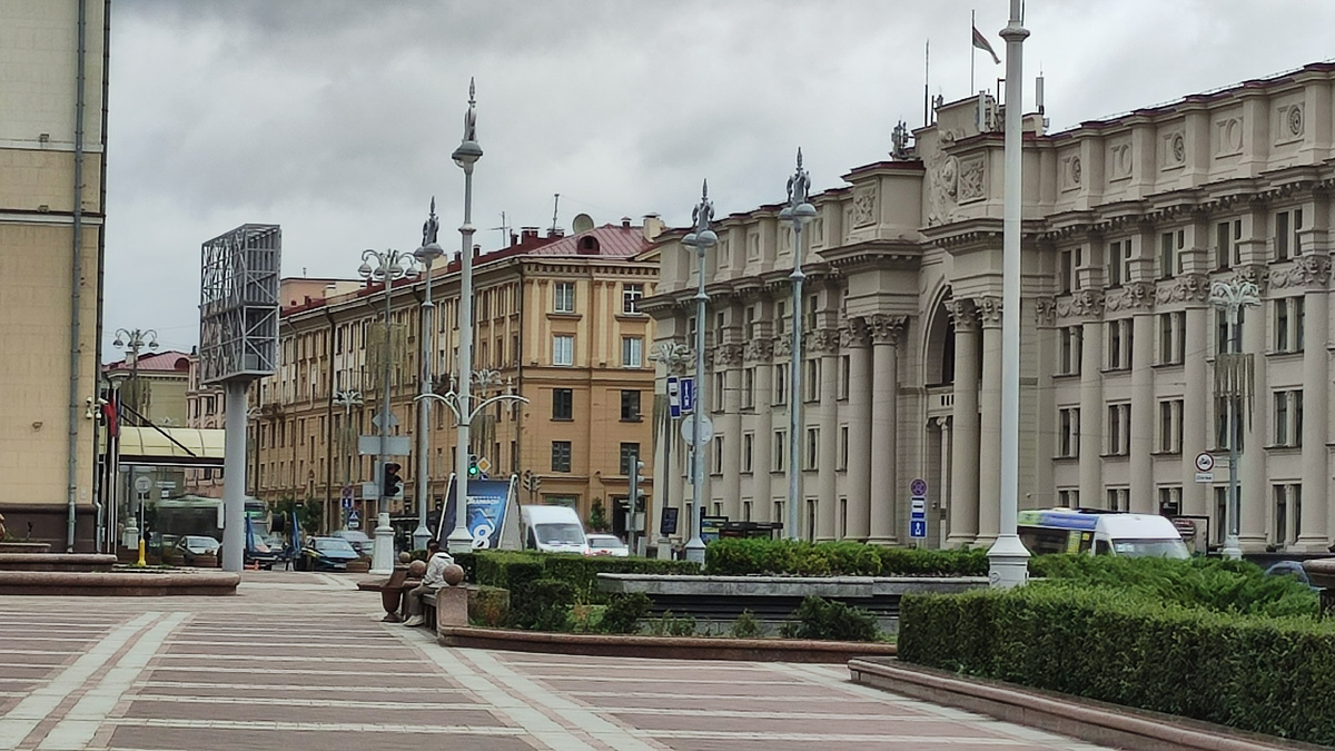 Великолепные здания советской застройки.