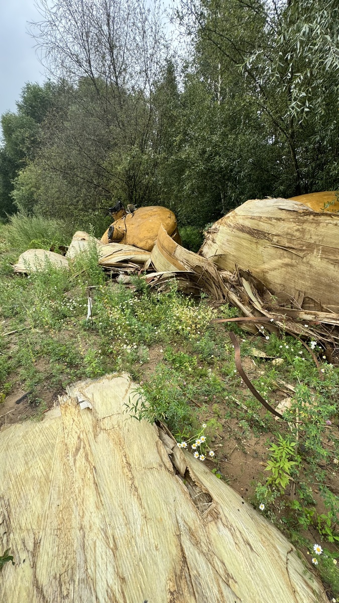 Стеклопластик без защитного слоя разрушается на солнышке.
