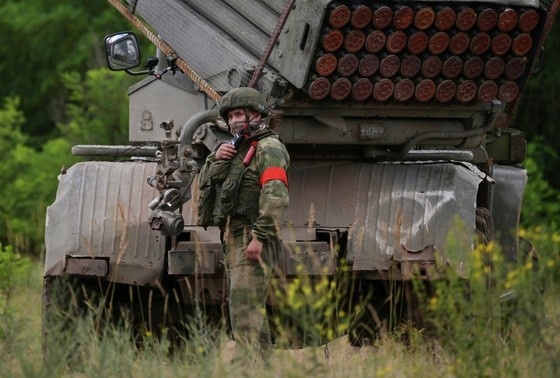    Военнослужащий подразделения Центрального военного округа получает координаты цели для ведения огня по позициям ВСУ
