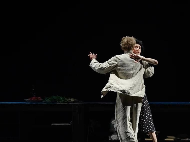 Сцены из спектакля «Эйнштейн и Маргарита»