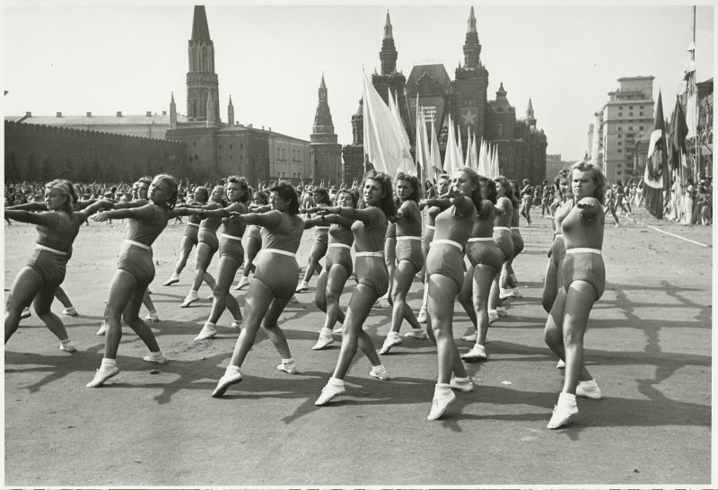 Советские физкультурницы на послевоенном параде в Москве в 1945 году
