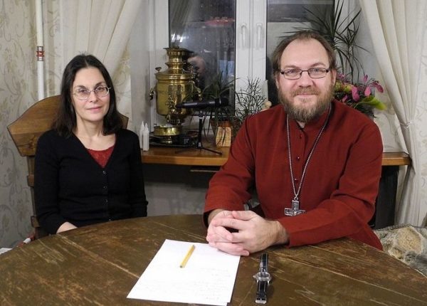 Священник Константин Пархоменко с Елизаветой Пархоменко. Фото: eparhia-saratov.ru