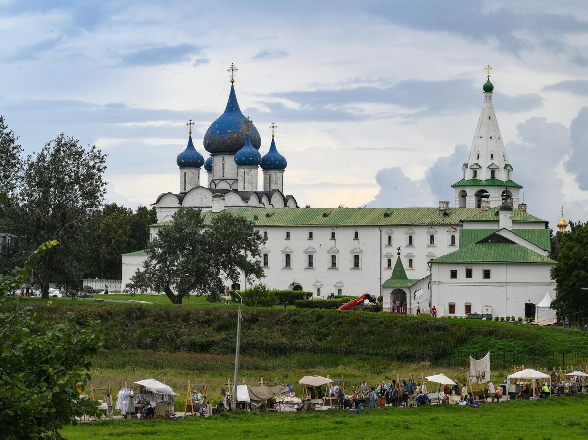    Суздальский кремль у реки Каменки© РИА Новости / Екатерина Чеснокова