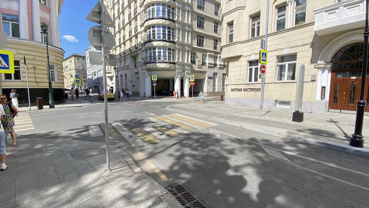 Москва, перекрёсток Малой Бронной улицы и Ермолаевского переулка