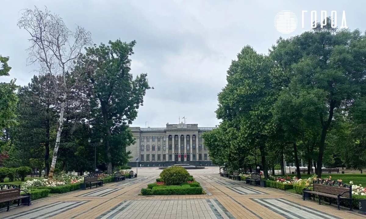 Тучи над зданием Заксобрания Краснодарского края (фото: "Город") 