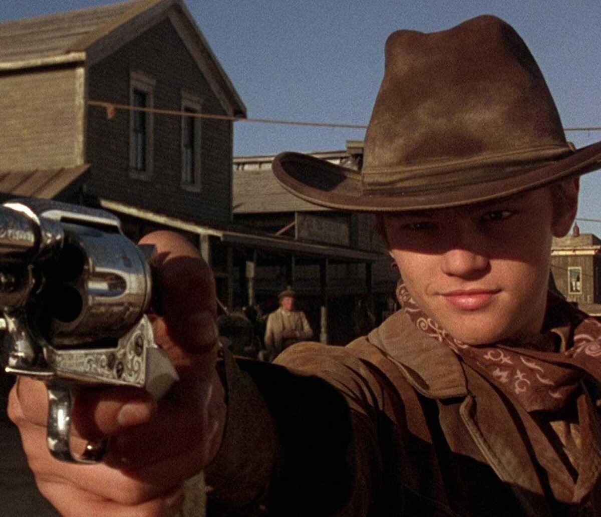 Компания Х преуспевала в своей сфере не один год. Бизнес-модель была построена на одном канале лидогенерации. Почувствовали неладное — пришли за стратегией. Стратегия была выработана, и они ушли — заряженные и оптимистичные. Но потом текучка, рутина, отпуска и пожары потянули вниз. В результате через 4 месяца отваливается тот самый единственный канал. Компании не до роста: надо врубать антикризис. 
Так насколько быстрым должен быть бизнес на регулярной генерации прибыли?

Стартапы бывают только двух типов: либо быстрые, либо мертвые. Предприниматели же, строящие дивидендные модели бизнеса, в большинстве своём считают, что спешка нужна только фаундерам стартапов, а ещё при ловле блох, при диарее или адюльтере. И вообще — стабильный рост +20% по году — огонь-результат!

Но на самом деле они не учитывают, что рынок — это не какая-то «стабильность и определённость», а, напротив, «живая и активно изменяющаяся среда», в которой обычный бизнес конкурирует с корпорациями с их сверхбюджетами, со стартапами с их взломом рынков, а также с другими такими же бизнесами, но с навыками быстрых изменений. И находится их бизнес под влиянием внутренней и внешней политики, локальной и глобальной экономики, изменения технологий и социальных процессов.

Не многовато ли на один бизнес? Конечно!

Именно по этой причине медленный малый бизнес — всегда высокорисковый актив. И вот вам совет, к которому всё равно не прислушается примерно четыре пятых участников рынка: «Стабилизируйте работающие процессы и ищите точки роста постоянно, а главное, — быстро, проверяйте гипотезы и внедряйте найденное!» Ну а если вы прислушались или так уже делаете, то значит входите в ту самую одну пятую и кажется у вас есть гигантская фора!
