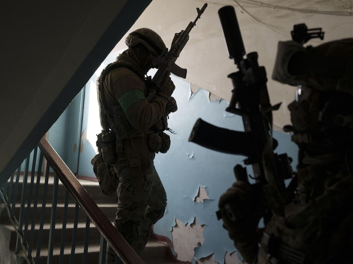    Сотрудники Службы безопасности Украины в подъезде жилого дома© AP Photo / Felipe Dana