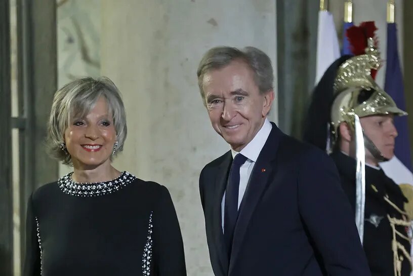 Топ 1 по списку Forbes в 2024 году занимает Бернар Арно и семья

Состояние: $233 млрд 
Источник состояния: LVMH
Возраст: 75
Страна: Франция

Французский магнат предметов роскоши впервые возглавил список миллиардеров мира в 2023 году, после знаменательного года для LVMH, которому принадлежат, среди прочего, Louis Vuitton, Christian Dior и Tiffany & Co. Холдинговая компания Арно Agache поддерживает венчурную компанию Aglaé Ventures, которая инвестирует в такие компании, как Netflix и материнская компания TikTok ByteDance. В июле 2022-го он предложил реорганизовать свою холдинговую компанию Agache, которая владеет большей частью его акций LVMH, чтобы передать равные доли своим пятерым детям. 

За год Арно стал богаче на $22 млрд, в прошлом году его состояние оценивалось в $211 млрд.