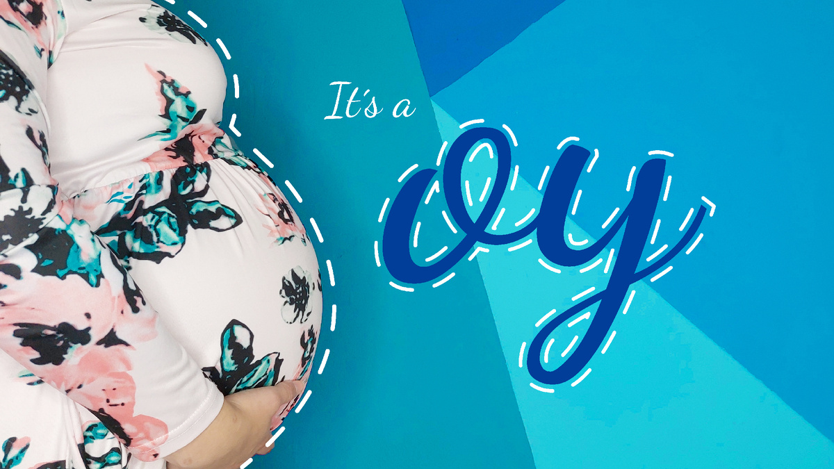 Каждая встреча с нашим будущим малышом на скринингах была для меня особенной. На одном из них врач предложила сделать анализ крови, чтобы проверить, нет ли у ребенка врожденных генетических заболеваний. Заодно можно было определить и пол малыша. Узнав об этой возможности, я, конечно же, не смогла удержаться — очень хотелось узнать, кто же у нас будет, тем более что это первая, долгожданная беременность. 
Я решила не ждать УЗИ и узнать пол малыша по анализу крови, ведь каждый раз чувствую сильный дискомфорт при надавливании на живот. К тому же, я даже не знала, что современная медицина продвинулась настолько, что теперь можно определить пол ребенка по крови! Но я захотела сохранить интригу, поэтому попросила врача написать пол на листочке и положить его в заранее подготовленный конверт.

Однако судьба решила подкинуть нам неожиданный сюрприз. На следующем скрининге, после того как врач положила заветный листочек в конверт, мы с молодым человеком пошли записываться на следующий прием. Девушка на ресепшене, посмотрев на экран с фотографией УЗИ, не удержалась и сказала: «Какой он миленький». В тот момент я подумала, что она просто говорит о малыше в целом, но потом она, видимо, осознала, что проболталась, и, смущаясь, добавила: «Ой, или это девочка?».

В этот момент всё стало ясно. Но так как разговор был на немецком языке, мой молодой человек решил, что она говорила про девочку, а я уже подозревала, что наш малыш — мальчик. Впрочем, языковой барьер в этот момент сыграл нам на руку, и интрига всё же осталась.

Чтобы узнать пол ребенка особенным образом, я решила устроить для нас небольшой сюрприз. Через подругу я нашла кондитера, которая испекла для нас бенто-тортик с белым кремом снаружи и цветным кремом внутри: розовым — если девочка, и голубым — если мальчик. Я передала ей конверт, и она сама узнала пол, чтобы сделать крем нужного цвета.

Наступил день X, когда торт был готов. Мы принесли его домой, включили камеру, чтобы запечатлеть этот момент. Немного поговорили, предположили, кто у нас родится. В своем дневнике беременности я наклеила стикер на голубую сторону разворота, а мой молодой человек — на розовую, так как он был уверен, что у нас будет девочка. Я же решила сохранить интригу до конца и притворилась, что ничего не поняла из слов работницы.

Мы разрезали торт, и внутри оказался голубой крем. Мы были на седьмом небе от счастья! Хотя всю жизнь я представляла себя мамой дочки и всегда думала, что именно девочка появится первой, я была безумно рада, что у нас будет сын. Воспитывать мальчика — это совершенно новый мир для меня, но я уверена, что нас ждёт удивительное путешествие.

Рассказать о поле малыша нашим родителям мы решили по-особенному, на Пасху. Мы отправились сначала к родителям моего молодого человека, а затем к моей маме, привезя с собой небольшие упаковки с яйцами. В каждую упаковку мы положили по три голубых яйца и три киндер-сюрприза. Это были наши маленькие, но такие трогательные гендер-пати.

Сейчас мы безумно счастливы и с нетерпением ждем встречи с нашим мальчиком. Этот момент, когда мы узнали, что у нас будет сын, останется в наших сердцах навсегда. 💙