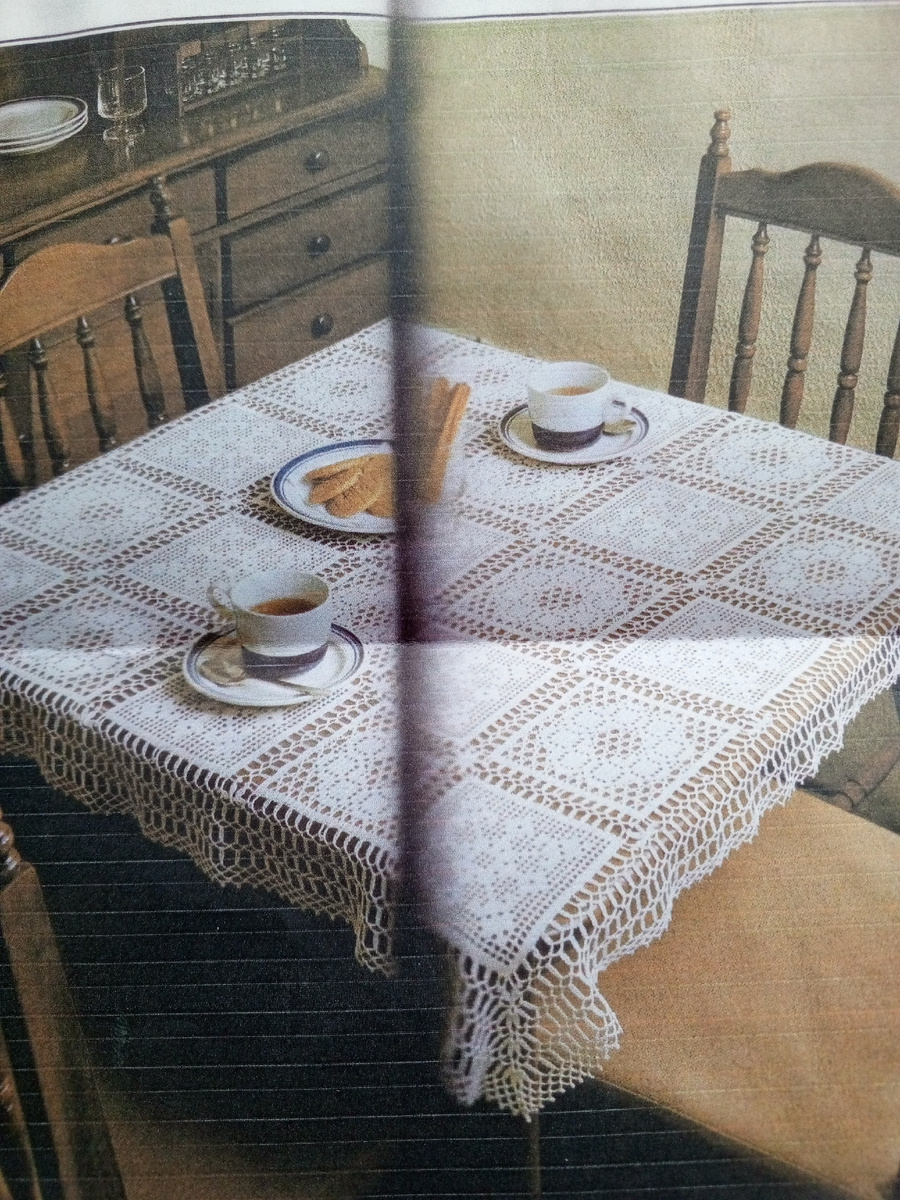Эту скатерть хотела связать, но увы...