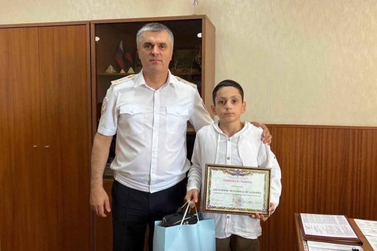    Мальчик, спасший двух детей из канала в Махачкале, получил грамоту от МВД