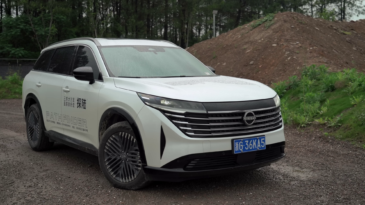 Длина равна 5130 мм, что на 109 мм больше по сравнению с американским Pathfinder, ширина – 1981 мм (+2 мм), высота – 1767 мм (-34 мм). Колесная база у машин совпадает – 2900 мм