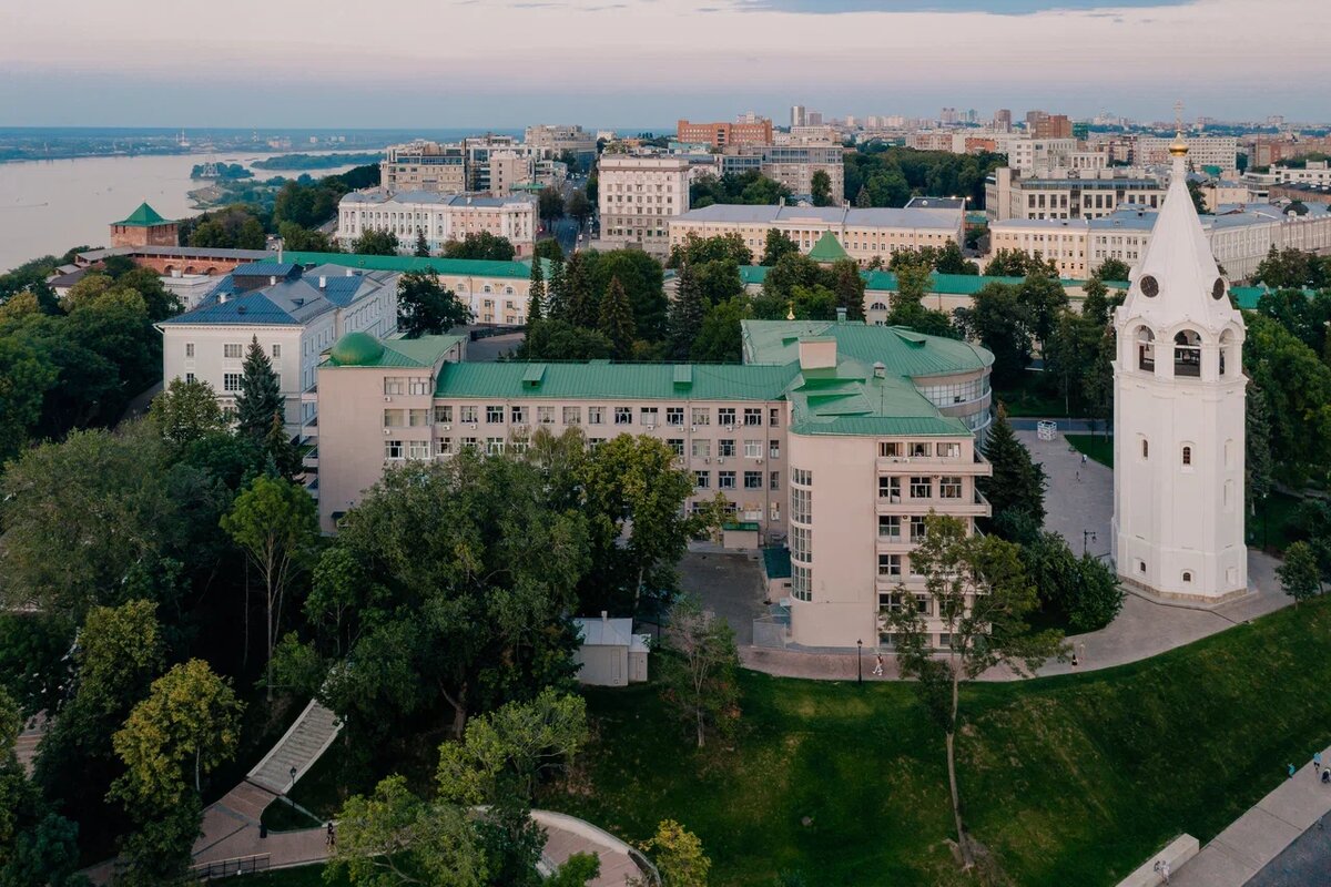 Здание администрации Нижнего Новгорода и Спасо-Преображенской колокольни в Нижегородском кремле