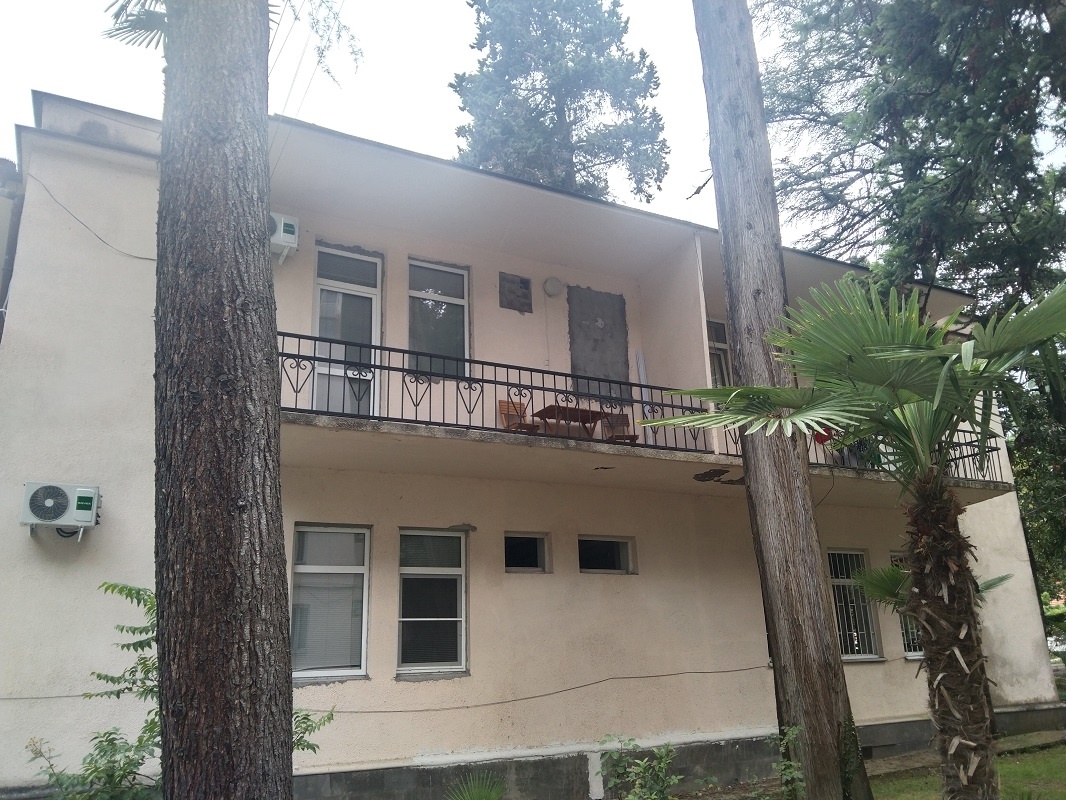 Вот, в этом здании располагаются апартаменты