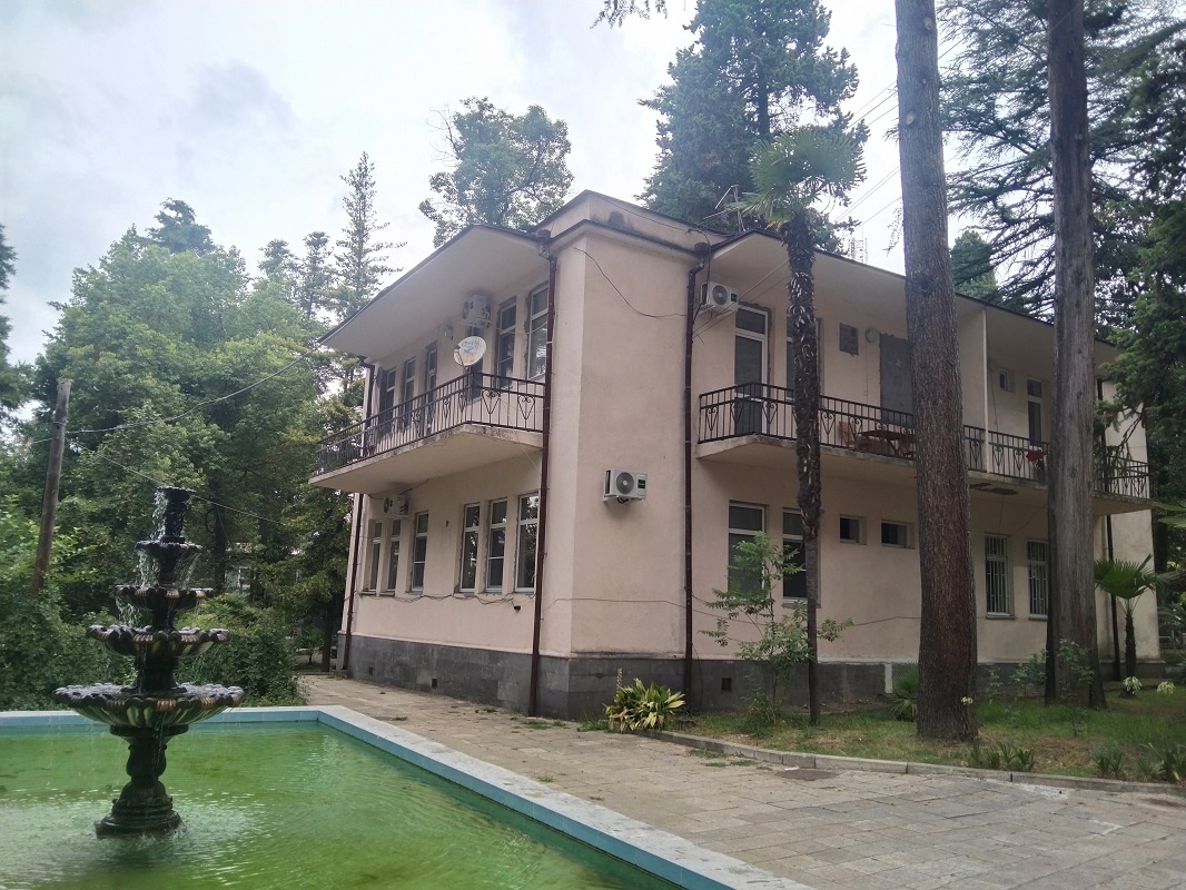 Вот, в этом здании располагаются апартаменты