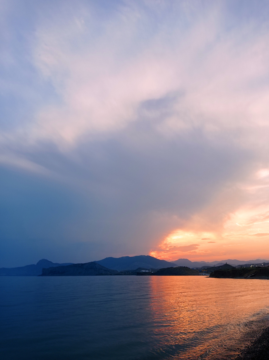 Невероятный закат:солнце,облака и горы!!