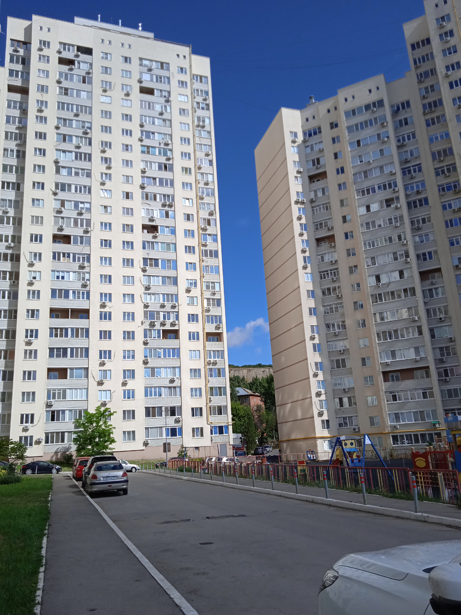 Фото автора. Вот такие высокие дома построили на нашей улице. 