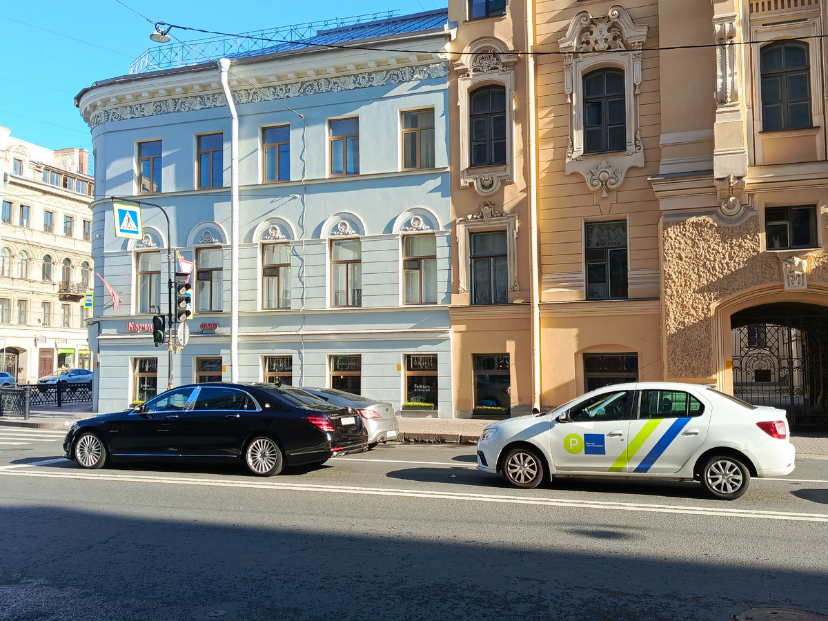 Угол улицы Некрасова и Литейного проспекта.