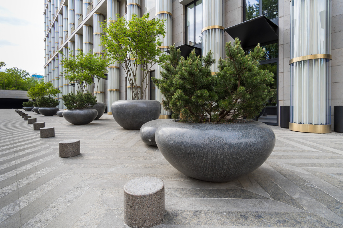 В благоустройстве дома используется сдержанный стиль  