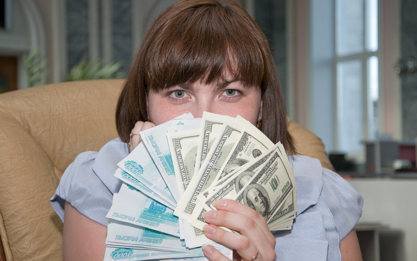  Жители Удмуртии хранят в американской валюте в три раза больше средств, чем в юанях. Фото: Константин Ившин