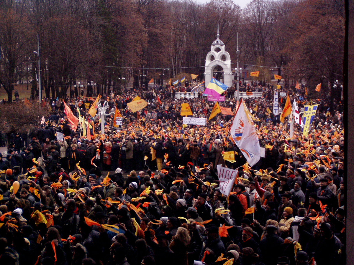 Оранжевый майдан напротив Оперного театра в сквере "Зеркальная струя"