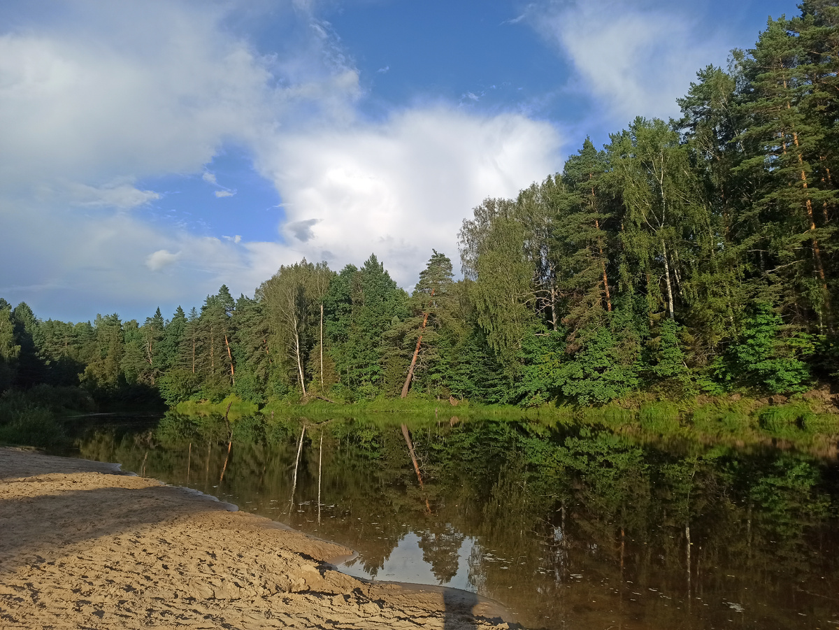 Кусочек песчаного пляжа на берегу реки Керженец 