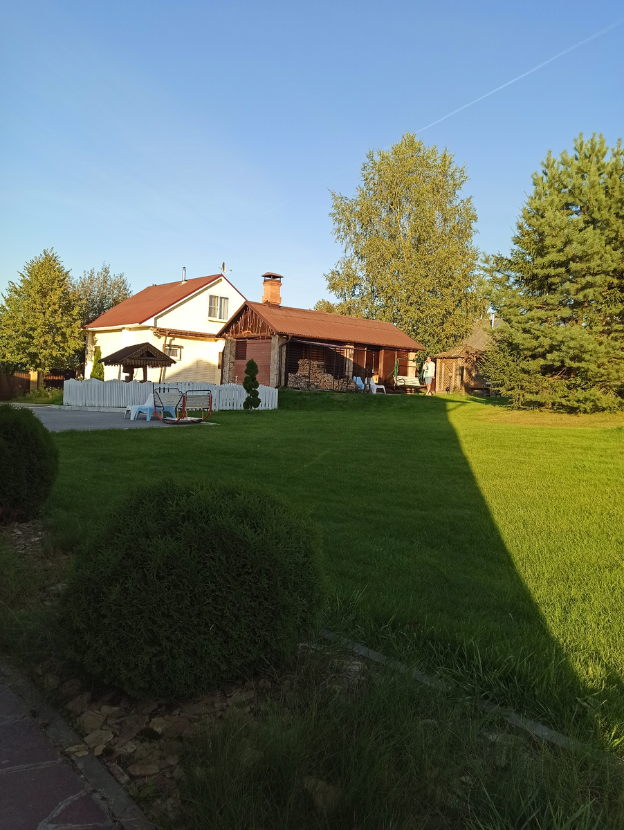 В доме есть все удобства как в городе. Во дворе - ухоженный газон, батут, качели, беседка, детские машинки-каталки, мангал, парковка, баня. В деревню 3 раза в неделю приезжает автолавка, в которой можно купить продукты. 