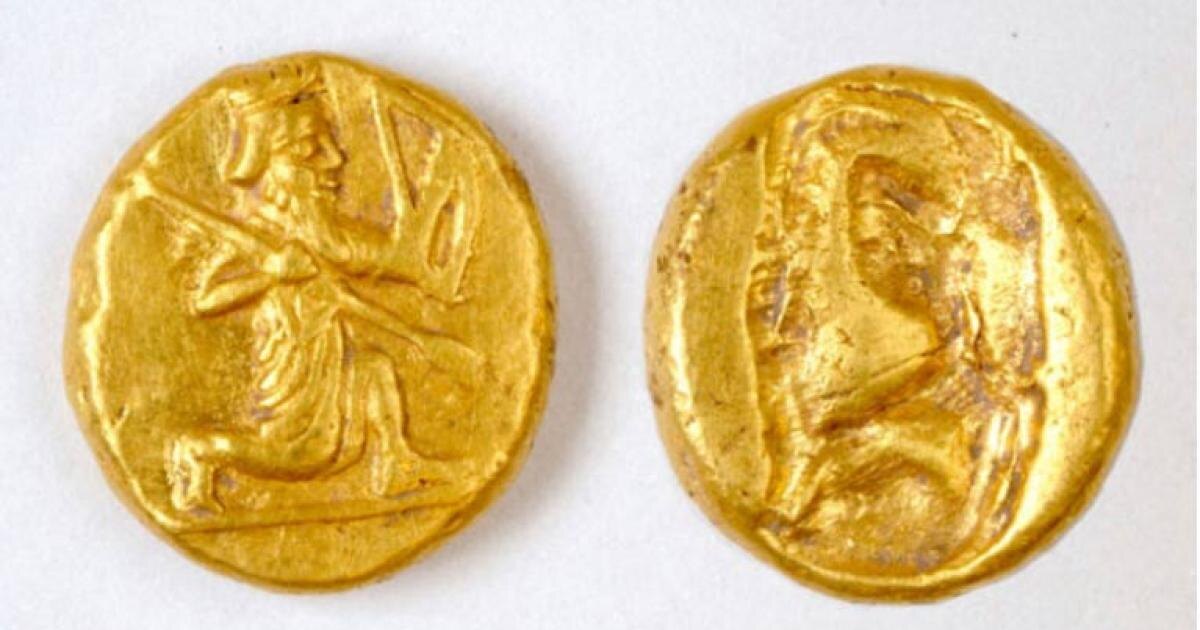 Археологи обнаружили горшок с золотыми персидскими монетами, называемыми дариками, в древнем городе Нимп в Турции. На монетах изображена фигура коленопреклоненного лучника, характерный рисунок персидского дарика, разновидности золотых монет, выпущенных Персидской империей.