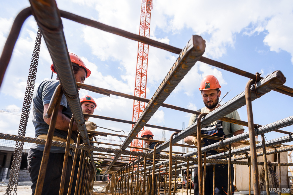 В некоторых регионах мигрантам запретили работать на стройке. Фото: Илья Московец © URA.RU