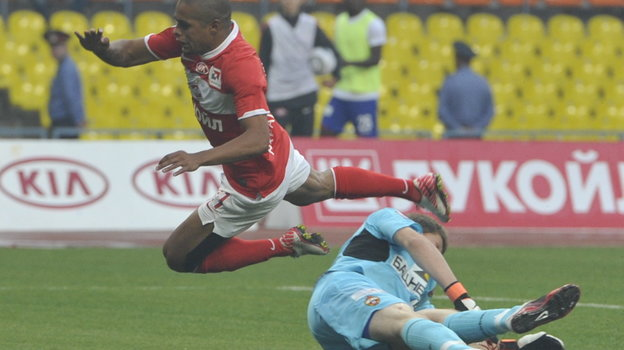 28 августа 2011 года. Москва. Лужники. «Спартак» — ЦСКА — 2:2. Сергей Чепчугов останавливает Веллитона. Фото Александр Федоров, «СЭ»