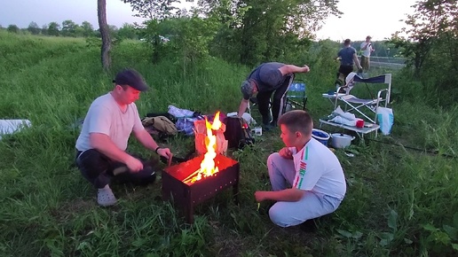 ЛЕТНЯЯ РЫБАЛКА С НОЧЕВКОЙ НА РЕКЕ ИЖ.В ЭТОЙ ЯМЕ ЕСТЬ ВСЯ РЫБА!ЛЕЩ НА ДОНКИ и БЕРШИ НА МАЛЬКА.СОМ.