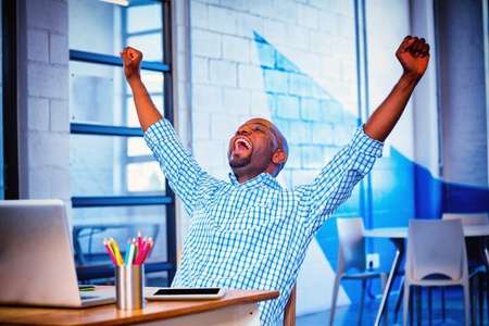 Давайте говорить честно! «Выйти из операционки» — звучит красиво и амбициозно, но на самом деле это просто означает, что предприниматель увольняет самого себя со всех должностей, на которых он сейчас задействован. И рассматривать этот процесс стоит именно так: «Я работаю на себя, и теперь хочу себя уволить!». Следовательно, возникают следующие вопросы: 
– С каких должностей я собираюсь себя уволить?
– Сколько я себе платил за каждую из этих работ?
– Почему я решил себя уволить? (здесь важно обозначить объективные причины)
– Кто займет мои места после моего увольнения?
– Сможет ли один человек совместить эти должности или потребуется несколько?
– Какой он/они должны быть квалификации и опыта?
– Какую зарплату он/они запросят?
– Смогу ли я себе позволить платить эту зарплату?
– Смогу ли я нанять этих людей самостоятельно?
– Если нет, сколько мне будет стоить привлечение специалистов по найму?
– Есть ли у меня средства на их найм?
– Как я буду контролировать их работу и понимать, что происходит в бизнесе?
– Каким образом я смогу влиять на результаты?
– И опять же, есть ли у меня на это деньги?

Если хоть на один из этих вопросов у вас возникают затруднения, возможно, ваш бизнес пока не готов к вашему «увольнению», простите, «выходу из операционки». 
