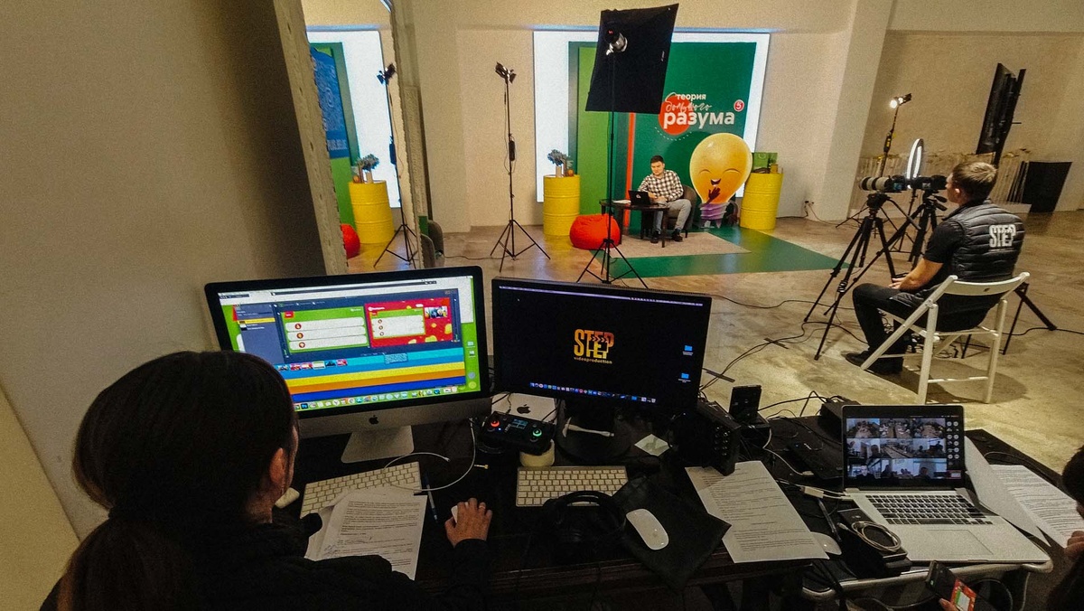 Пультовая режиссёра эфира и небольшая импровизированная студия