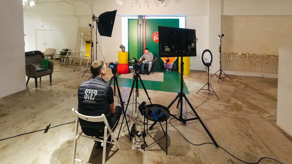 Несколько источников света и небольшой реквизит обеспечили красочную картинку в эфире