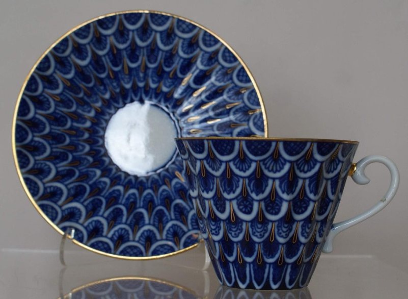 Нина Славина (форма «Лучистая», 1970 год и декор). Чашка с блюдцем «Синяя». 1974. ЛФЗ. Шелкотрафаретная надглазурная печать кобальтом. Высота 7,4 см. Диаметр 14,4 см. Государственный Эрмитаж / Мз-С-9912. Госкаталог: 23156147.