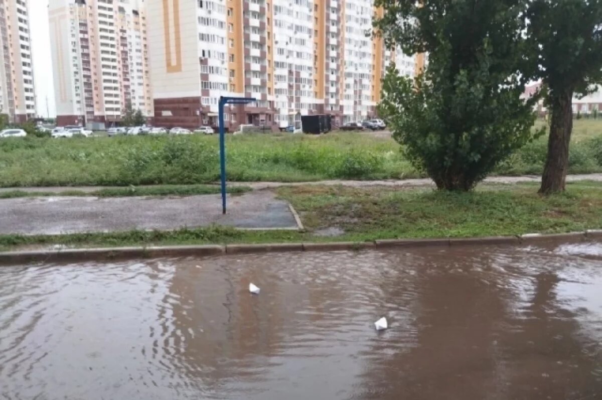    Оренбург в ливень продолжает уходить под воду