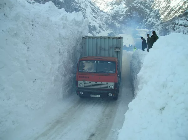 Проезд через засыпную снегом дорогу, архивное фото © пресс-служба КЧС