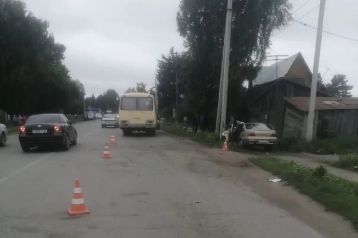    В Омской области пьяный водитель без прав врезался в автобус