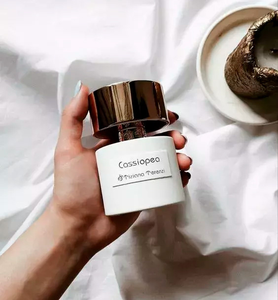 Флакон аромата «Кассиопея» выполнен в стилистике линейки Luna
