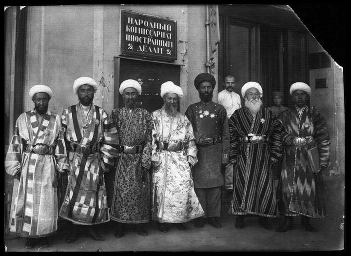 На фото 1920 года: Бухарская миссия во главе с Мирза Махди-ходжа-бием (в центре) в Москве у здания Народного Комиссариата по иностранным делам по адресу: Москва, угол улиц Кузнецкий Мост и Большая Лубянка.